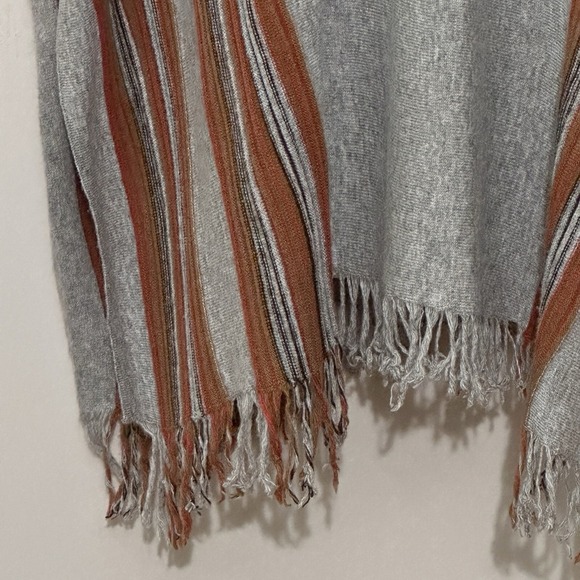 Mystree Womens Poncho Sweater OS Gray Cashmere Blend‎ Fringe Boho Hippie Western - Picture 4 of 13